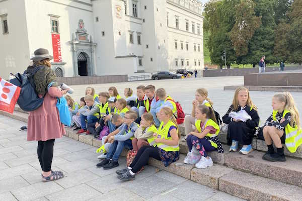Rugsėjo 8 d. 3b klasės mokiniai dalyvavo  Vilniaus 700 metų jubiliejaus proga organizuojama nemokama ekskursija po Vilniaus senamiestį